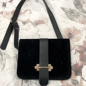 Lulu’s Mariella Black Belt Bag
